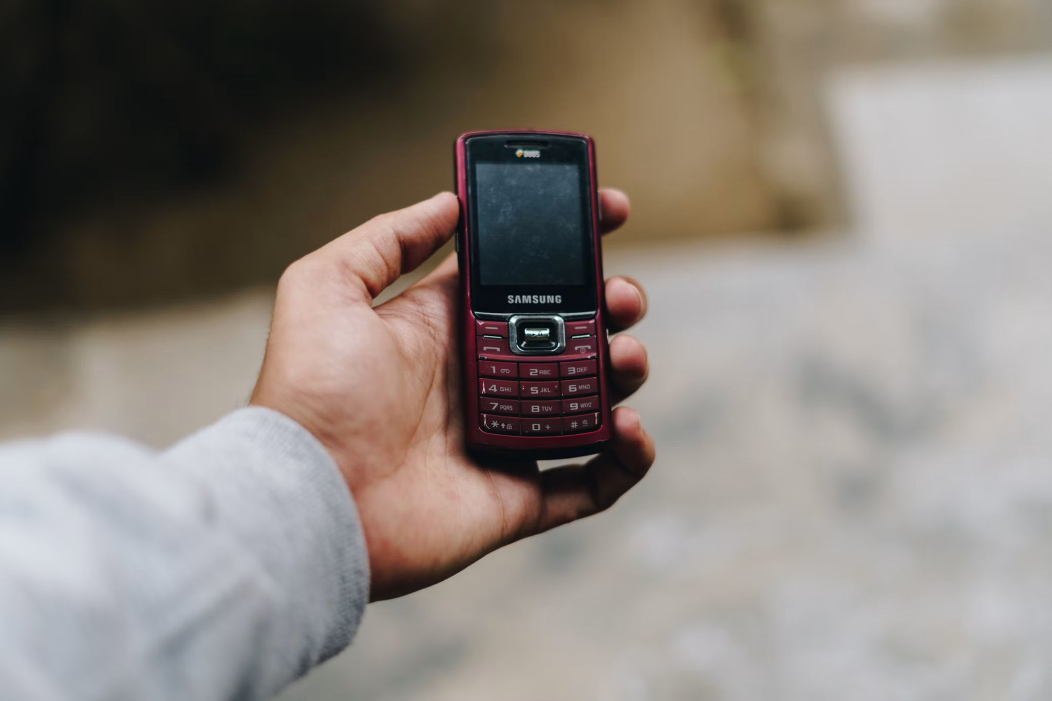Gestionarea deșeurilor electronice: de ce este mai dificilă reciclarea unui telefon decât a unei sticle