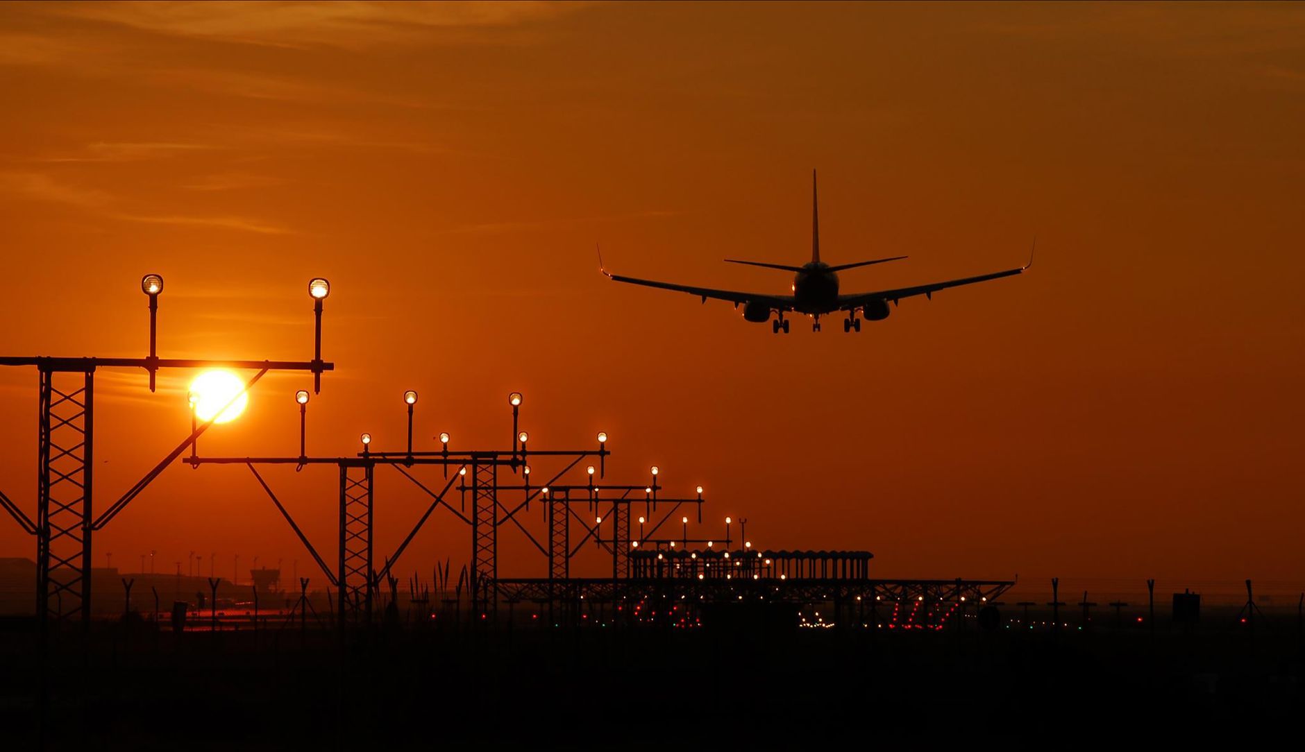Scăderea prețului combustibilului nu se reflectă imediat în tarifele biletelor de avion