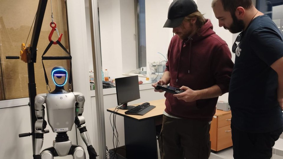 Universitatea Transilvania a achiziționat primul robot umanoid din România