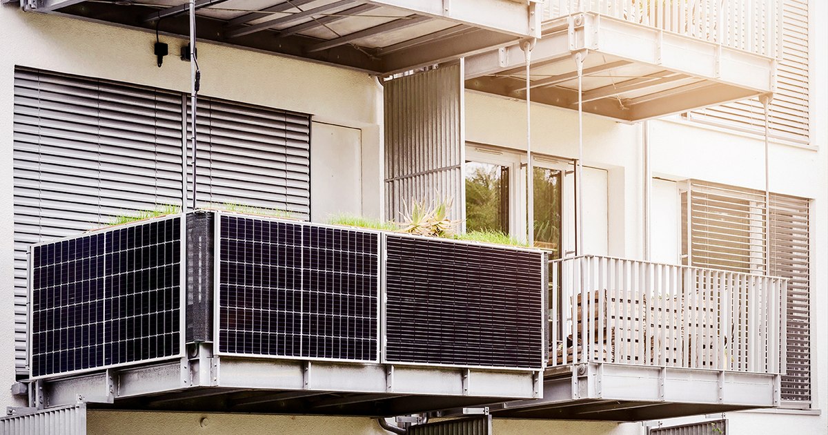 Panouri fotovoltaice pe blocuri și balcoane: provocări tehnice și oportunități pentru locatari