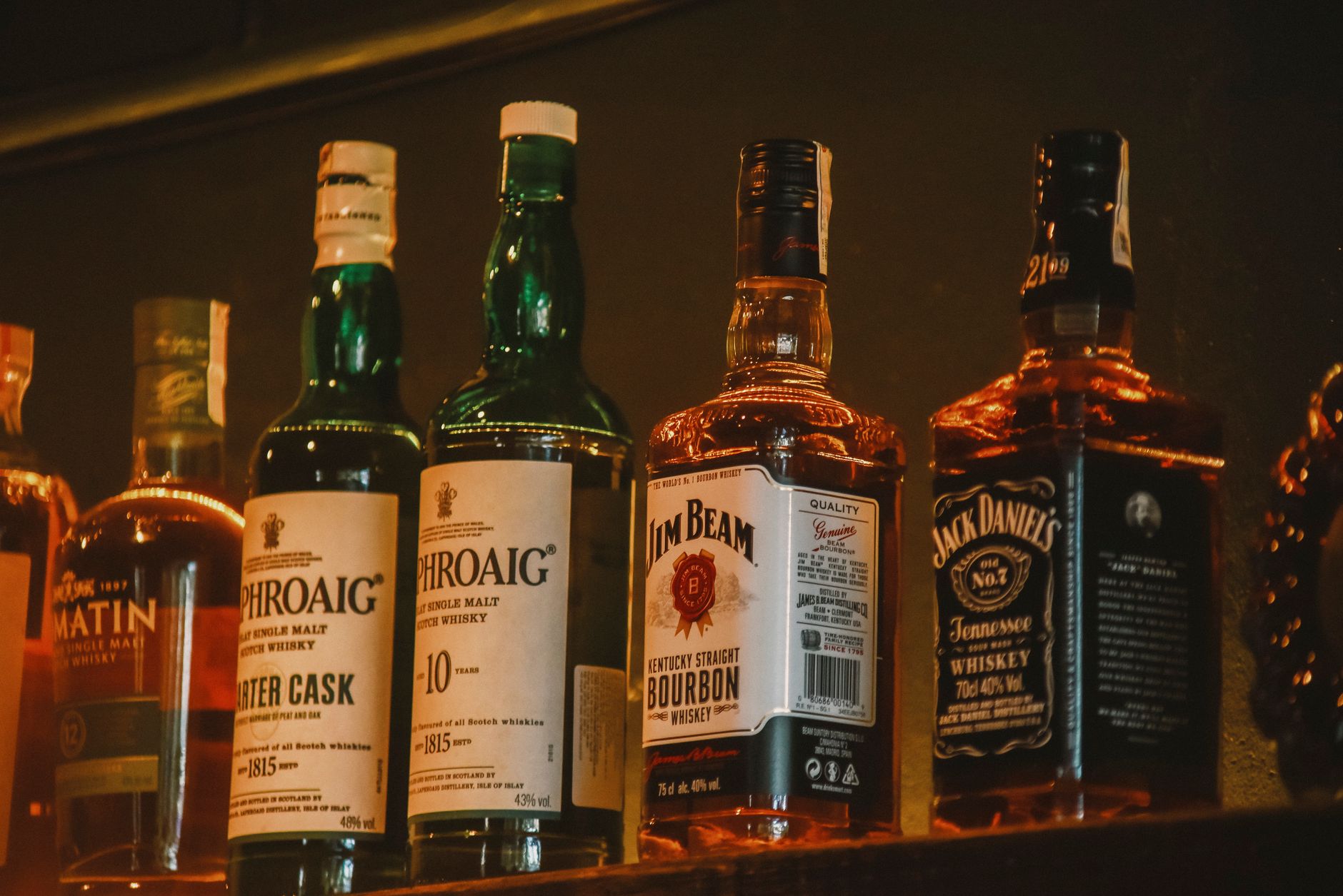 Trump a interzis importul de alcool din Canada: impact economic și soluții pentru whisky