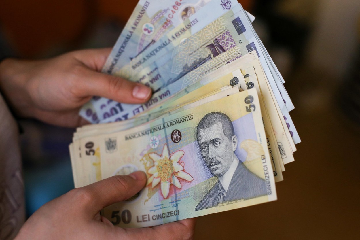 Creșterea salariilor pe economie accelerează în timp ce inflația scade: puterea de cumpărare ar putea crește