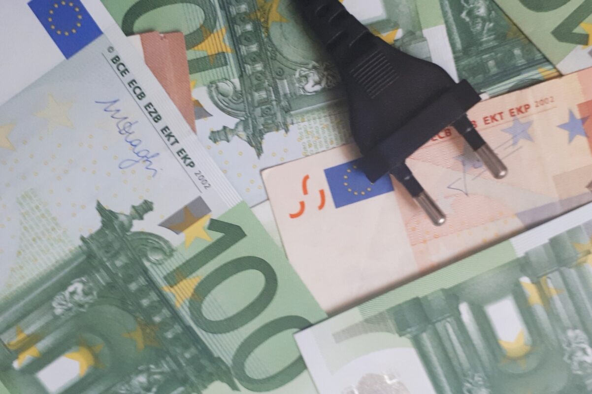 Prețurile la energie și gaze au explodat în România: dublarea costurilor la gaze într-un singur an