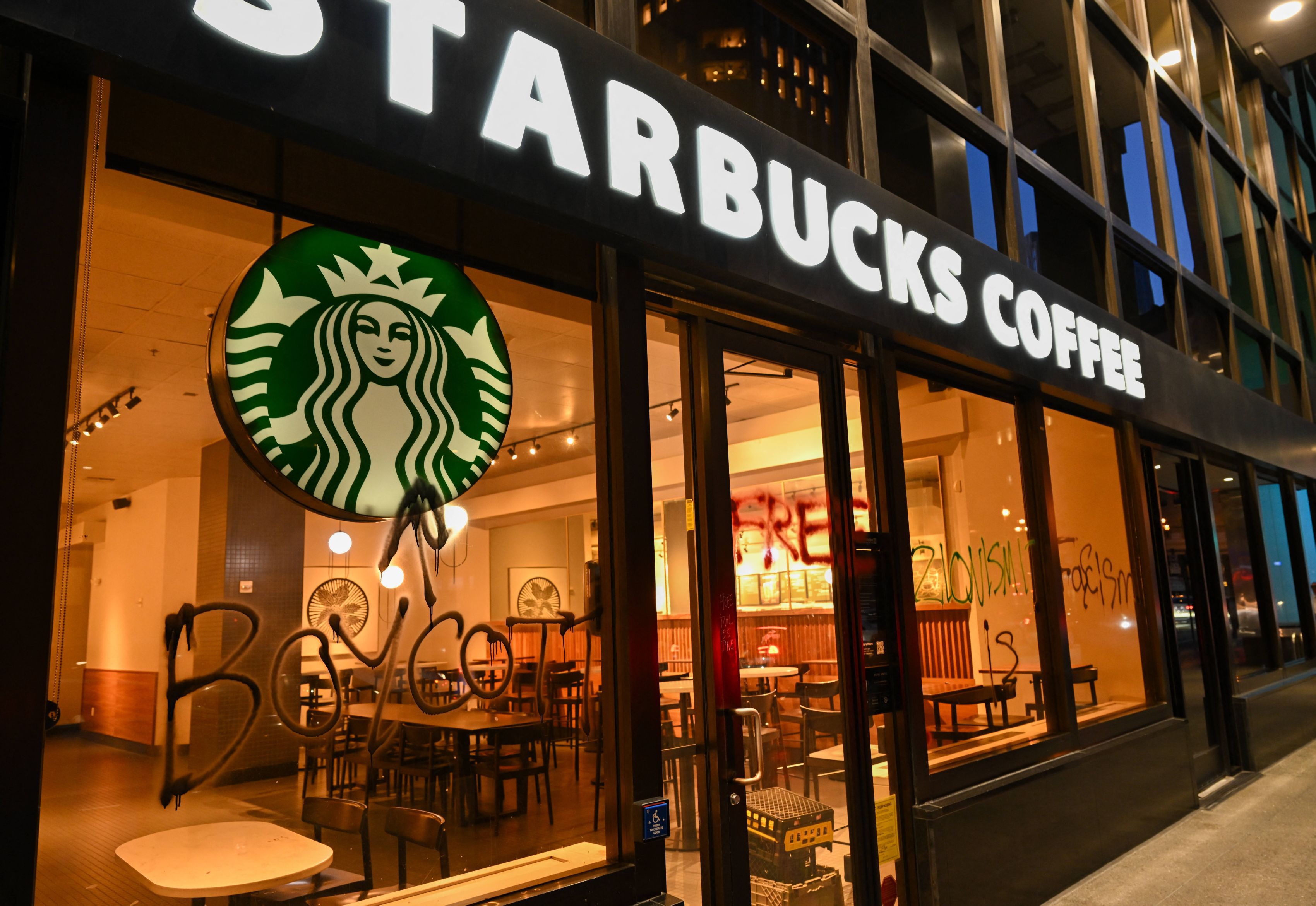Starbucks investește un miliard de dolari în transformarea cafenelelor în spații de socializare